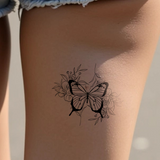 Vlinder omgeven door bloemen Tatoeage