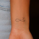 Oneindigheid met initialen tatoeage (A-Z)