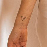 tatouage de triangle de montagnes