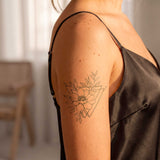 Driehoek & bloemen tatoeage