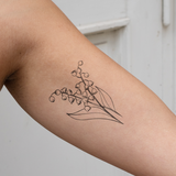 Tatouage de fleur de naissance lys de mai