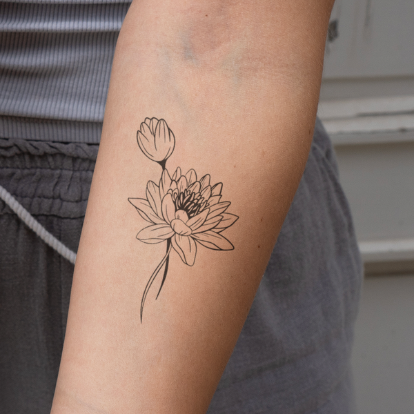 Tatouage de fleur de naissance lotus de juillet