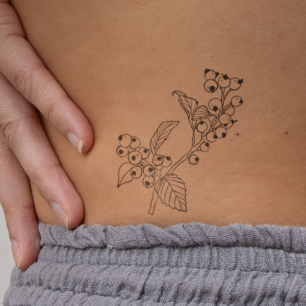 Tatouage de fleur de naissance baie de houx de décembre