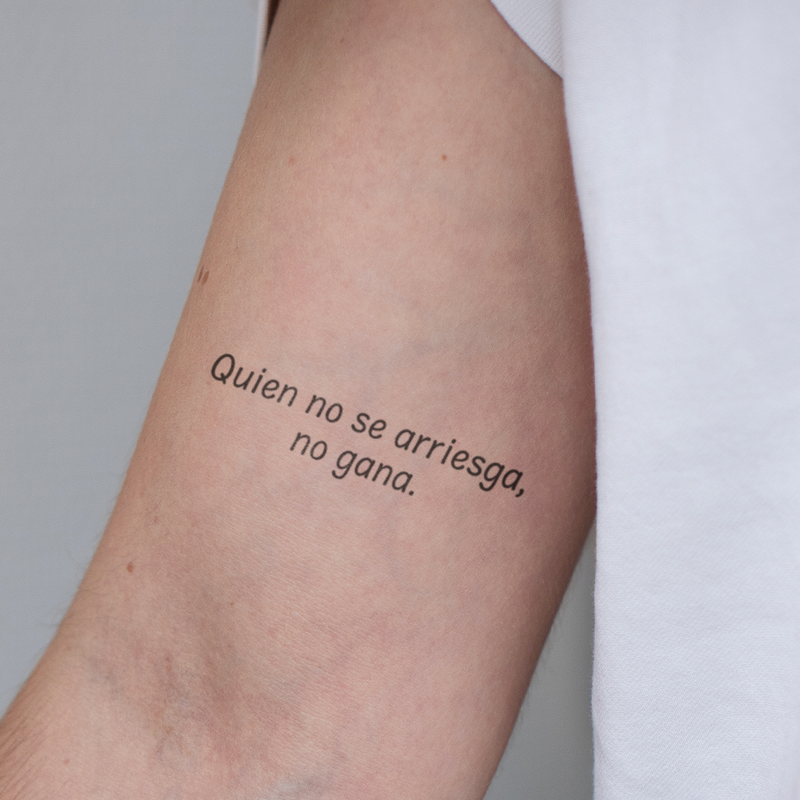 Tatouage Quien no se arriesga, no gana. 