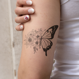 Tatouage de papillon avec fleurs