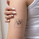 Tatouage polaroid de fleurs