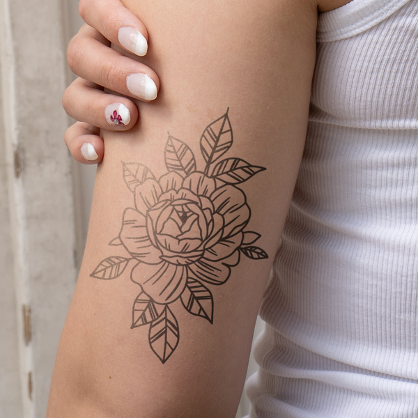 Rosenblüte Tattoo