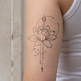 Tatouage de lotus avec ornements