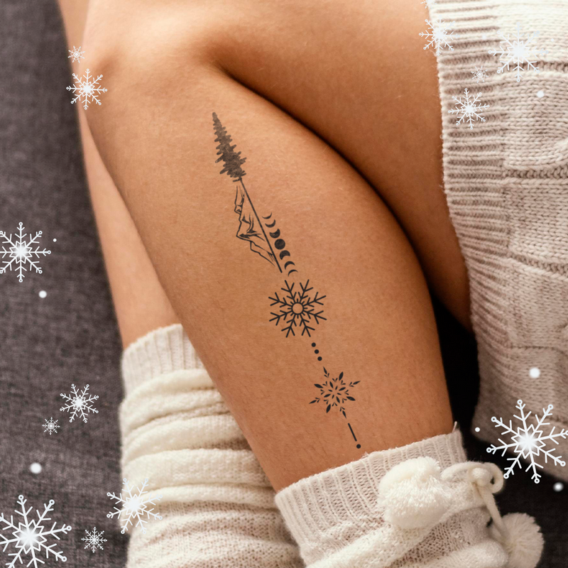 Tatouage de sapin avec différents éléments hivernaux