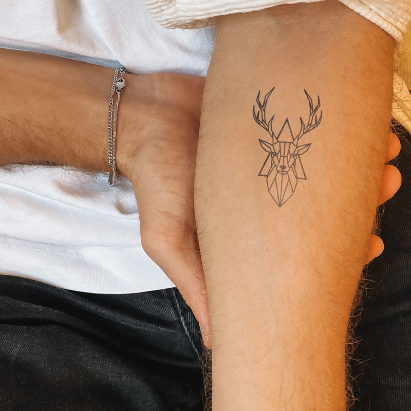 Tatouage de cerf géométrique 