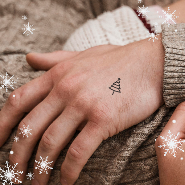 Tatouage d'un mini sapin de Noël