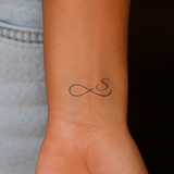 Oneindigheid met initialen tatoeage (A-Z)