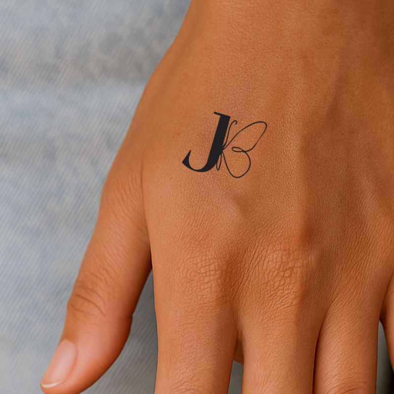 Tatouage papillon avec initiales (A-Z)