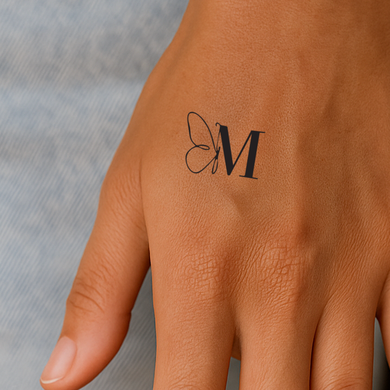 Tatouage papillon avec initiales (A-Z)