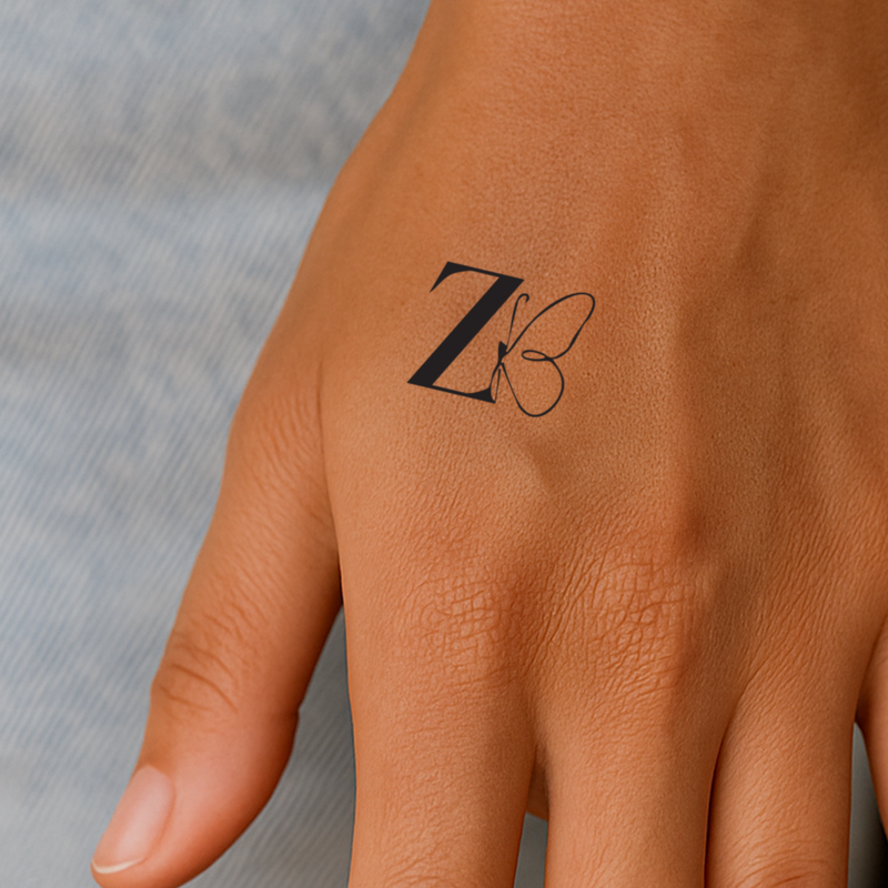 Tatouage papillon avec initiales (A-Z)