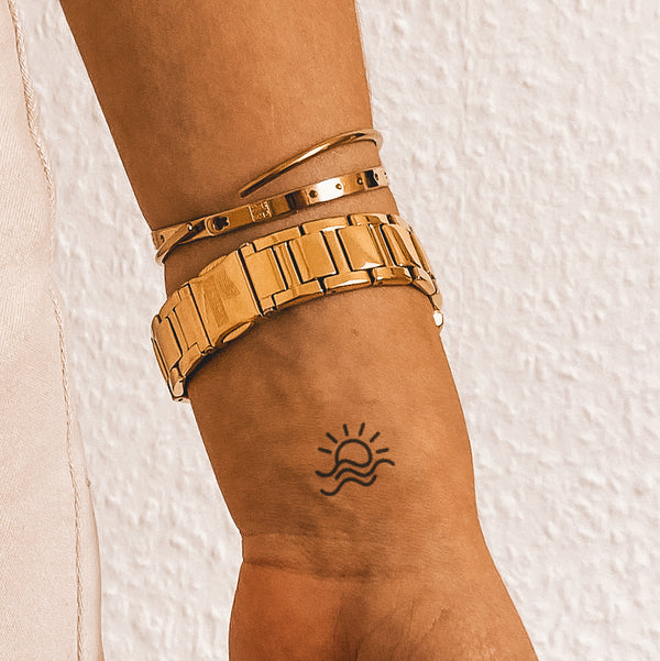 Le tatouage de soleil avec 3 vagues 